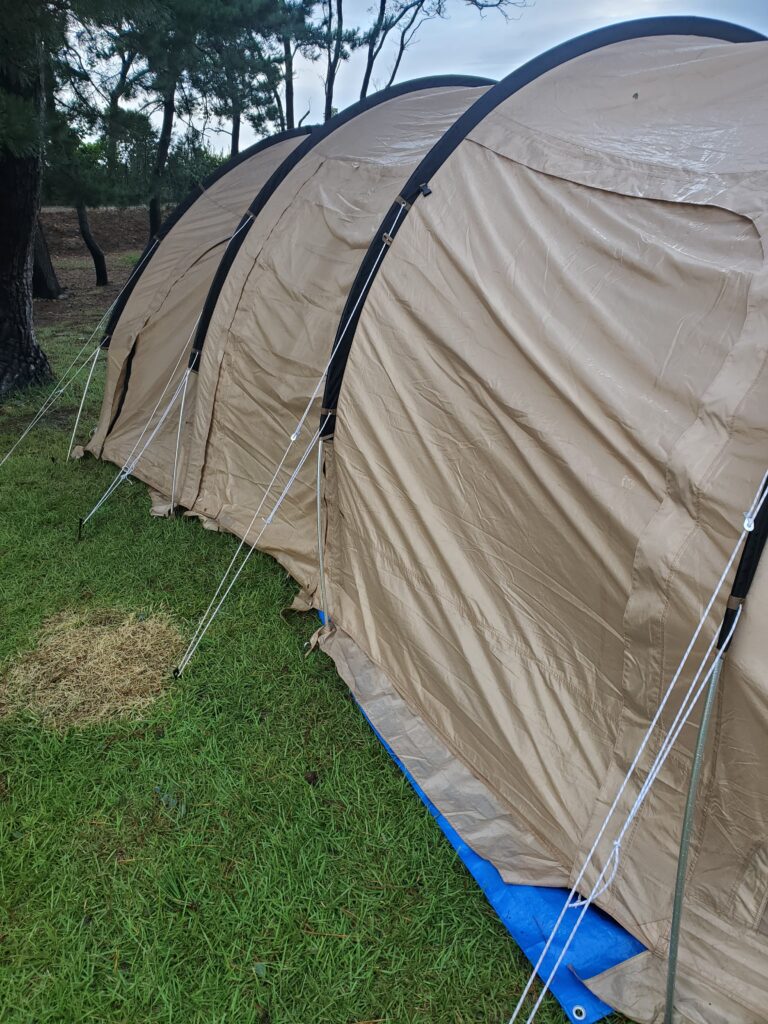 雨が降っている中でのテント設営完了