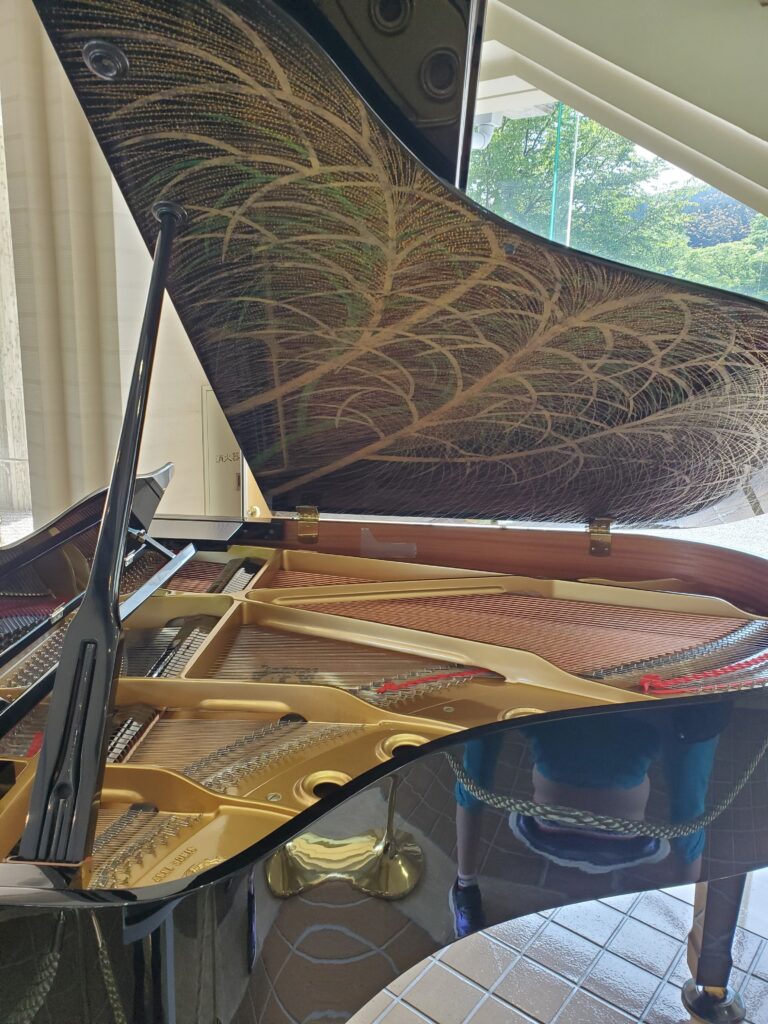 輪島塗のピアノ
